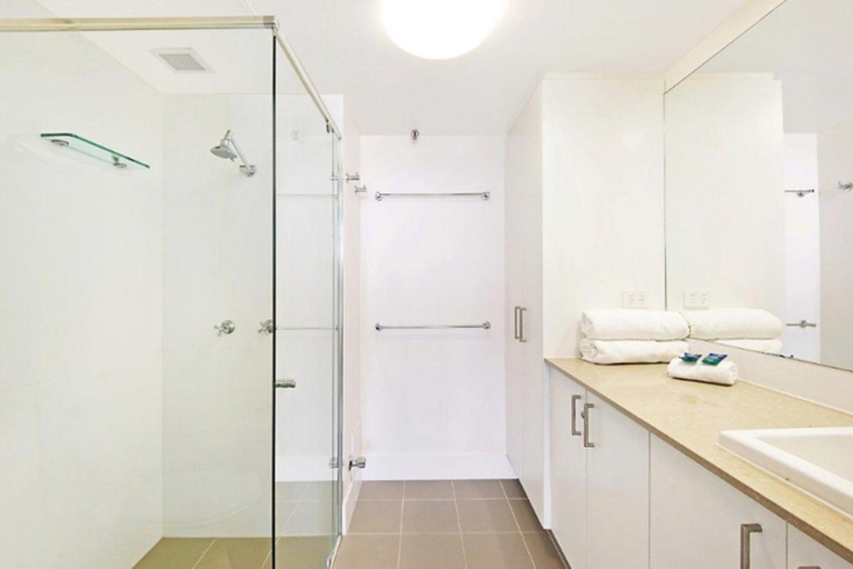 Bathroom 5, Surfers International Apartments Resort, Gold Coast