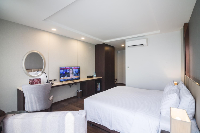 Bedroom 2, SureStay Plus by Best Western Sukhumvit 2, Khlong Toey
