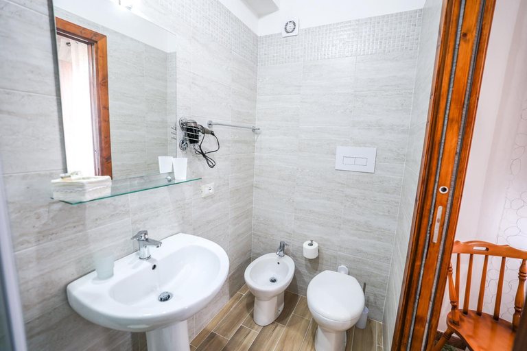 Bathroom 2, B&B Giardino dei Cedri, Palermo