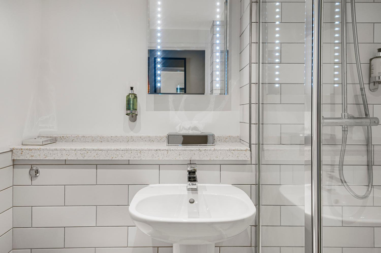 Bathroom 2, The Red Lion by Innkeeper's Collection, Hampshire