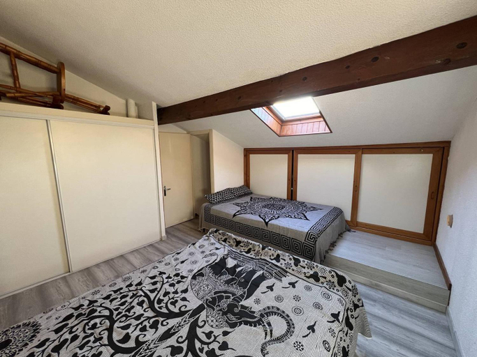 Bedroom 5, Villa T3 avec terrasse, 6 couchages, proche plage et commerces, quartier calme, parking prive - FR-1, Aude