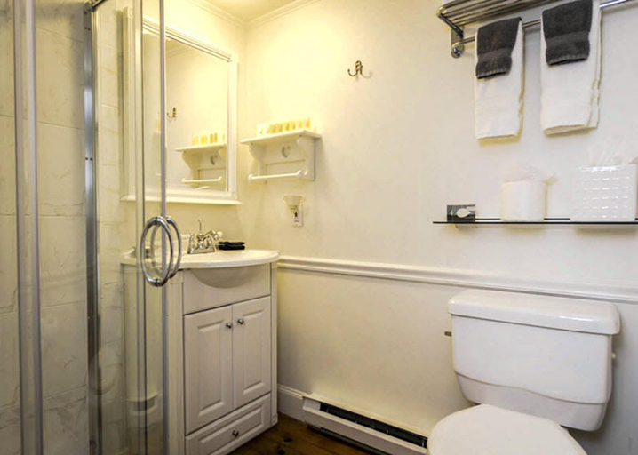Bathroom 3, Inns at Blackberry Common, Knox