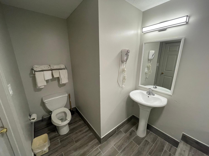 Others 5, Embassy Inn - Hohenwald, Lewis