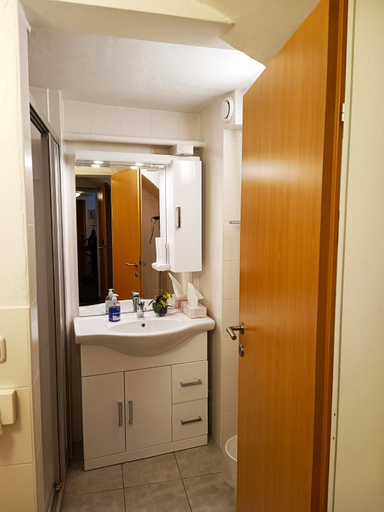 Bathroom 2, Cityhotel Junger Fuchs, Salzburg