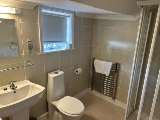 Bathroom 3, Chequers Country Inn, Leicestershire