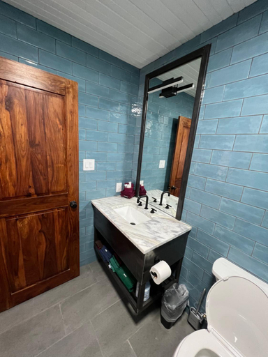 Bathroom 3, Hideout on the Horseshoe, Comal