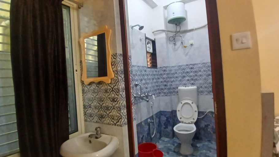 Bathroom 5, Goroomgo Laxmi Narayan Puri, Puri