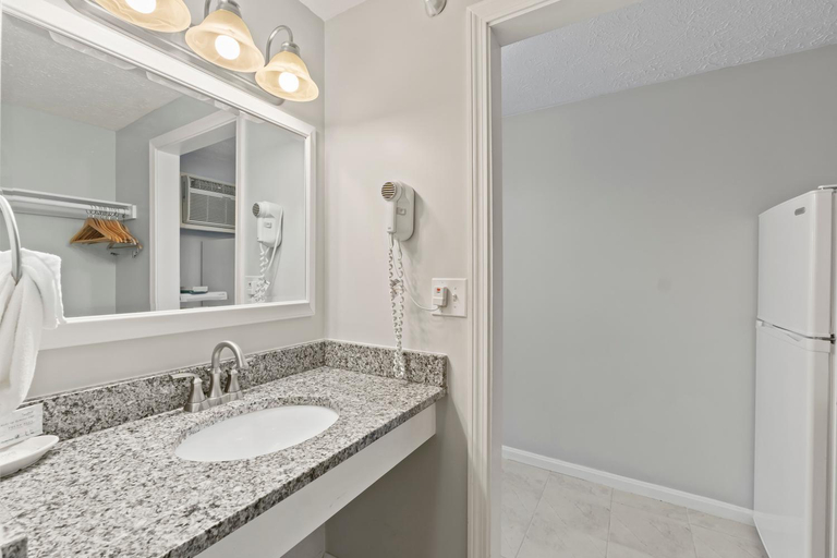 Bathroom 3, Mariner Resort, York