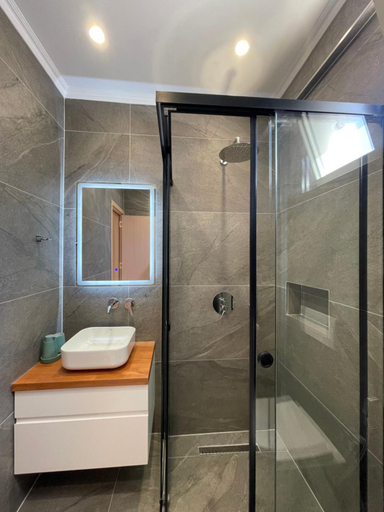 Bathroom 2, George Apartments, Vlorës