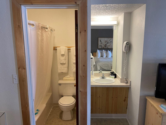 Bathroom 3, Moose Creek Lodge & Suites, Park