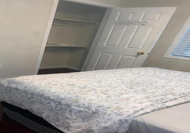 Others 3, Beautiful private Room near Toronto pearson Airport, Peel