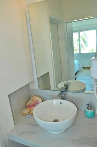 Bathroom 3, AR Ocean View Apartments, Isla Mujeres
