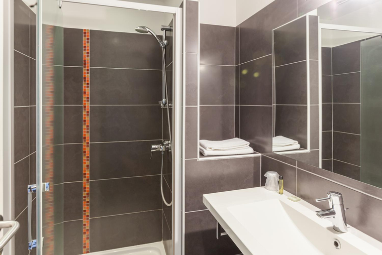 Bathroom 2, Hotel Alienor, Gironde