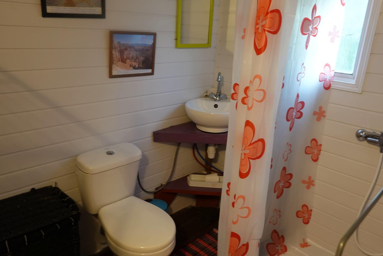 Bathroom 4, Gite et meubles du Tour du monde, Païta