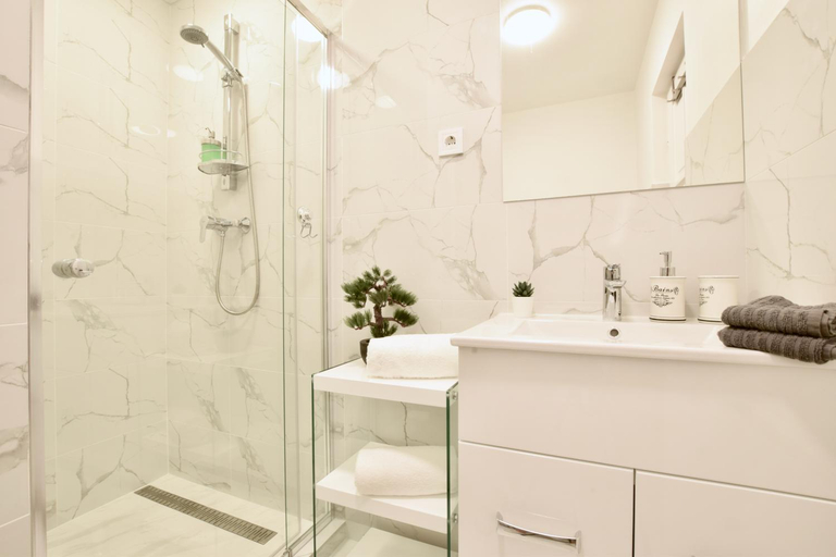 Bathroom 2, Luxury Apartment by Hi5 - Havas Street, Budapesti