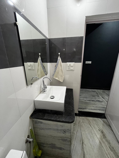 Bathroom 3, Metro Connected Homestay with Parkview, Gautam Buddha Nagar