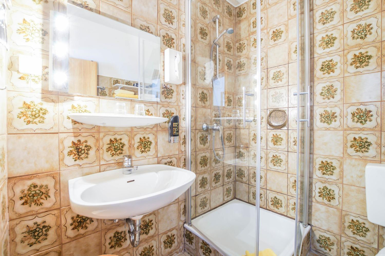 Bathroom 2, Pension Lindenkrug, Ostholstein