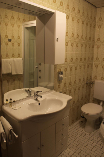 Bathroom 7