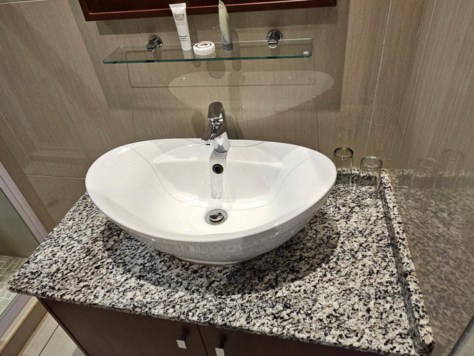 Bathroom 3, Booth Suite Hotel Mafikeng, Ngaka Modiri Molema
