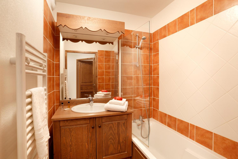 Bathroom 2, Residence Goelia Le Grand Lodge, Haute-Savoie