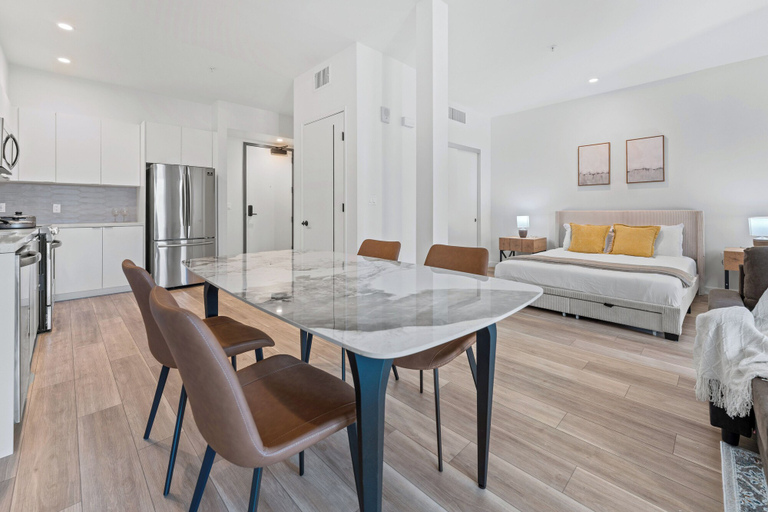 Others 4, Stylish LA Studio Prime Location, Los Angeles
