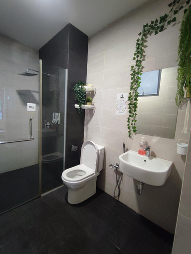 Bathroom 3, AuranadTroikaKB Apartment Wifi-Netflix-Coway, Kota Bharu