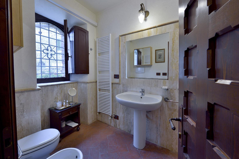 Bathroom 2, Castelletto di Montebenichi Hotel, Arezzo