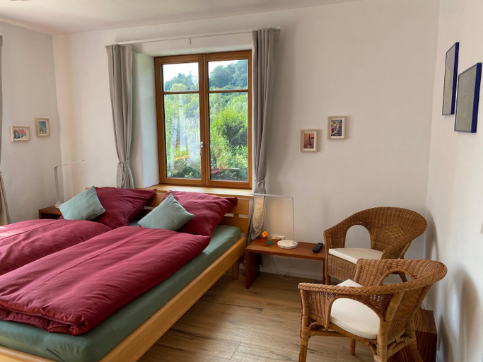 Bedroom 2, Kleine-Radoase, ruhiges okologisch renoviertes Doppelzimmer, Limburg-Weilburg