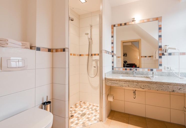 Bathroom 3, Hotel Am Fischerhafen, Leer