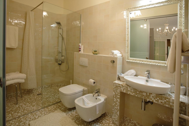 Bathroom 2, B&B Fotic, Zagreb
