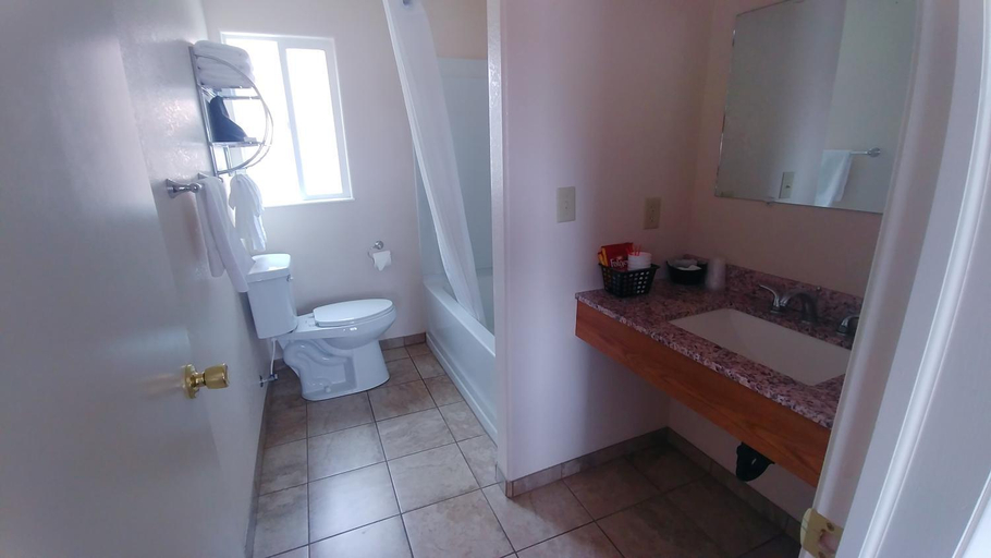 Bathroom 2, Blue Pine Motel, Garfield