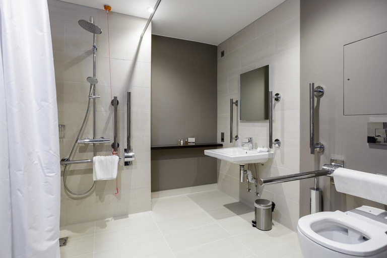 Bathroom 4, Greenlands Hotel, Buckinghamshire