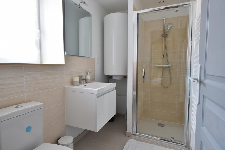 Bathroom 3, Welcome Home, Essonne