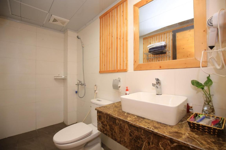 Bathroom 4, Acasa Panorama Homestay, Tam Dao