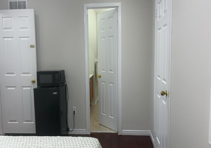 Others 4, Beautiful private Room near Toronto pearson Airport, Peel