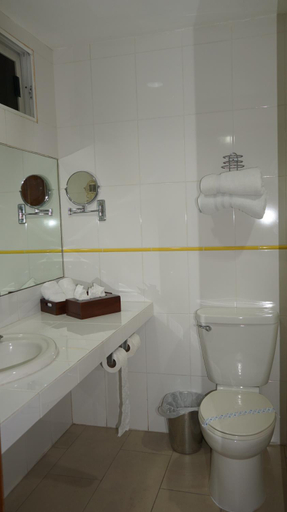 Bathroom 3, Hotel Casa Del Arbol, San Pedro Sula