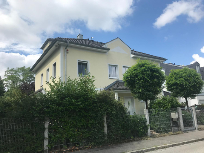 Helle Souterrainwohnung mit Komfort, München