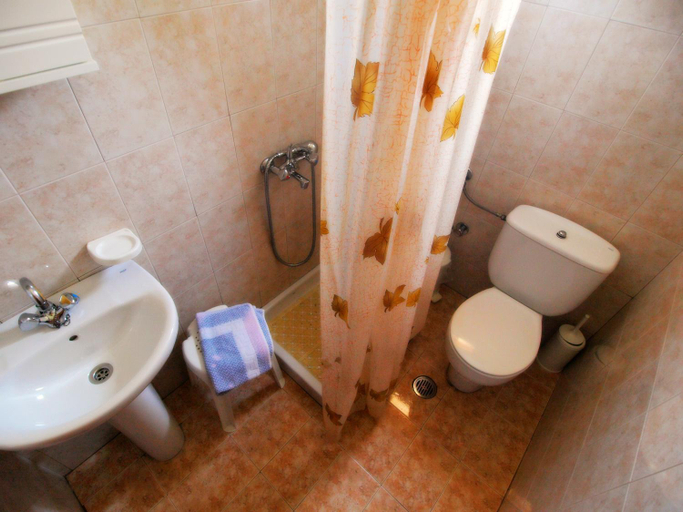Bathroom 1, To Limanaki, Thessaly