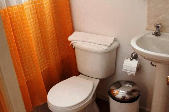 Bathroom 3, Ayelen Apart Hotel, El Loa
