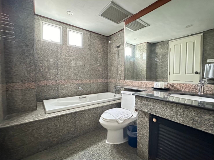 Bathroom 14