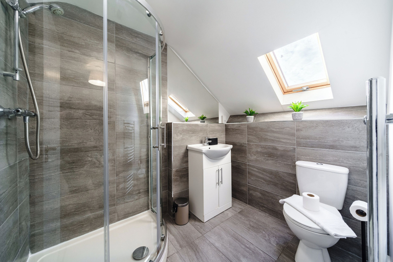Bathroom 2, Whitchurch 2 Bedroom Flat near Hospital, Cardiff