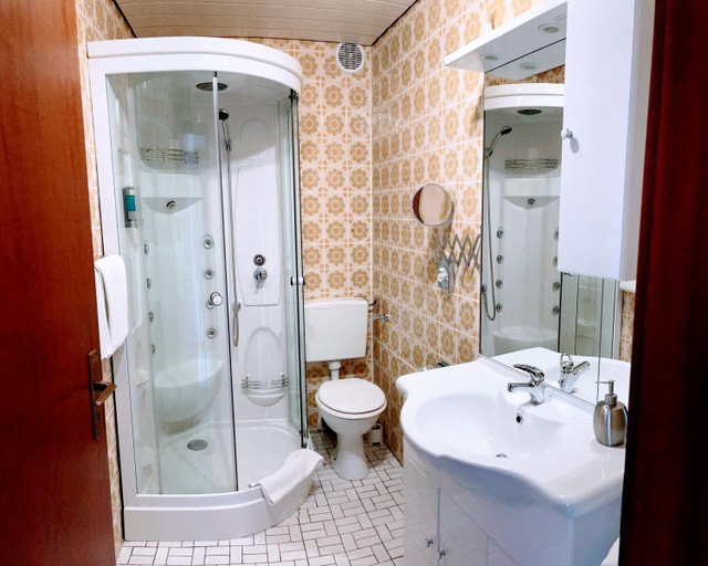 Bathroom 13