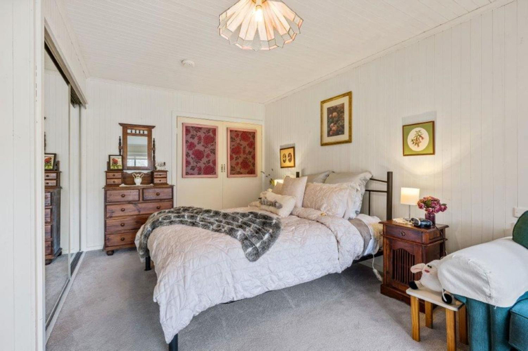 Roses on the River - An absolute river frontage cottage, Alpine - East