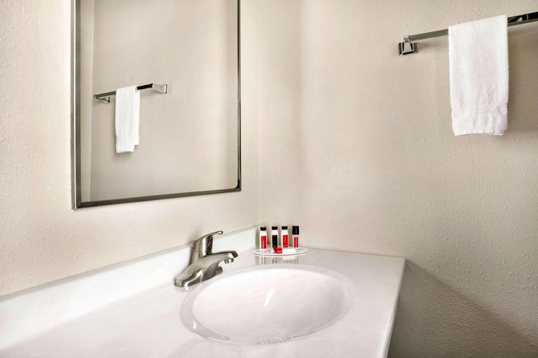 Bathroom 4, Travelodge by Wyndham Edgemont, Fall River