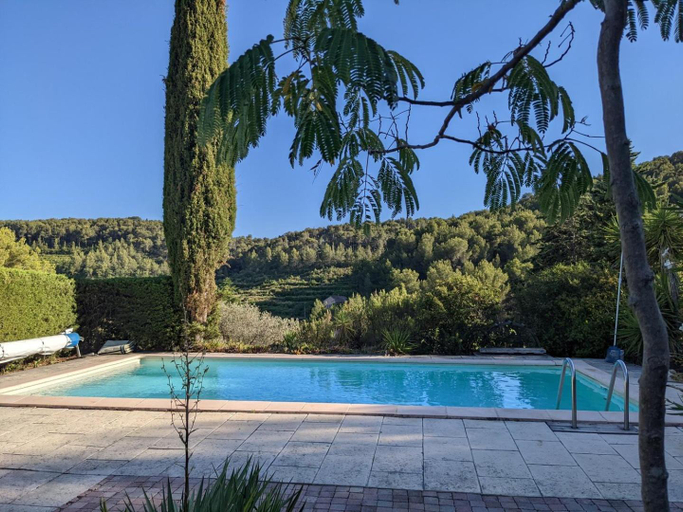 Others 4, Provencal house between sea and vineyards, Var