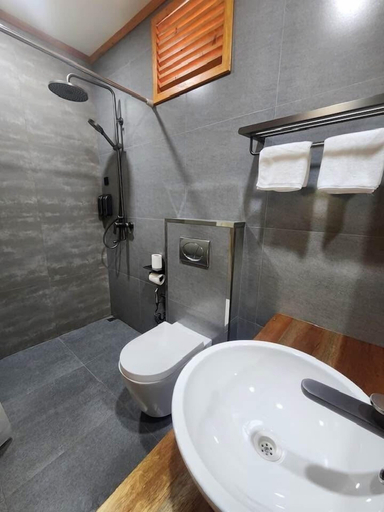 Bathroom 4, Rattehi Inn at Rakeedhoo, Vaavu Atoll