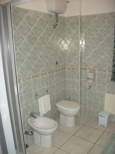Bathroom 4, Hotel La Grotte, Frosinone