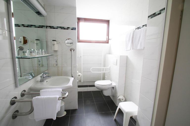 Bathroom 2, Hotel Fontana, Bad Kissingen