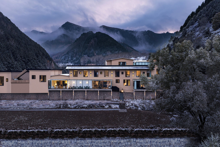 Exterior & Views