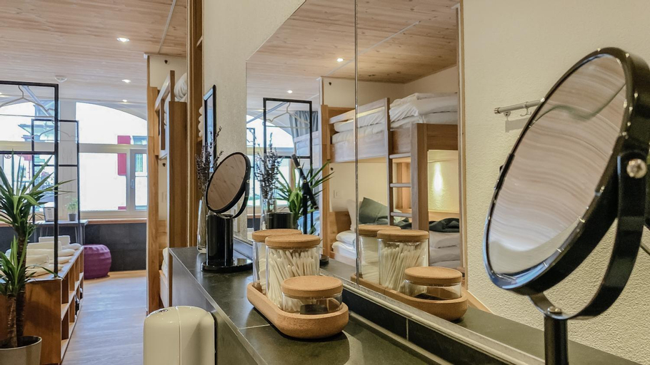 Bedroom 3, GRAND your home with common kitchens with self check-in, Obwalden
